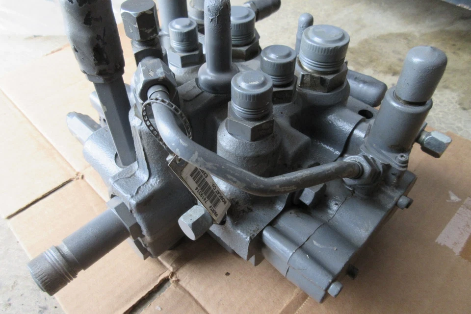 Válvula Bobcat 7419314, OEM usada un par de horas, retirada incorrecta, flujo estándar Foto 3 de 4