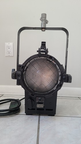 ALTMAN 2K (2000 WATT) FOCUSING FRESNEL w/ AC ADAPTER, BARN DOORS, YOKE, SPIGOT - Picture 9 of 13
