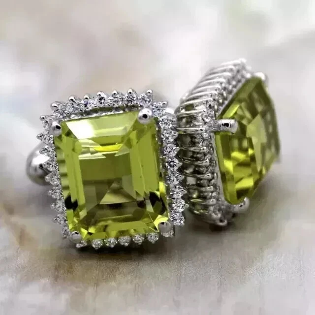 Gemelos de peridoto verde creados en laboratorio de corte esmeralda de 2 quilates enchapados en oro blanco de 14 quilates Foto 2 de 4