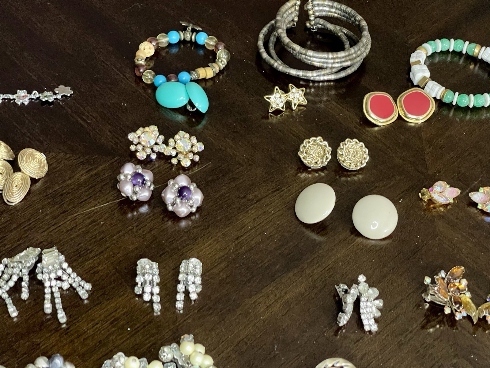 Lot Of 84 Pieces Of Antique Vintage Earrings Broches Bracelets And More Ex Cond