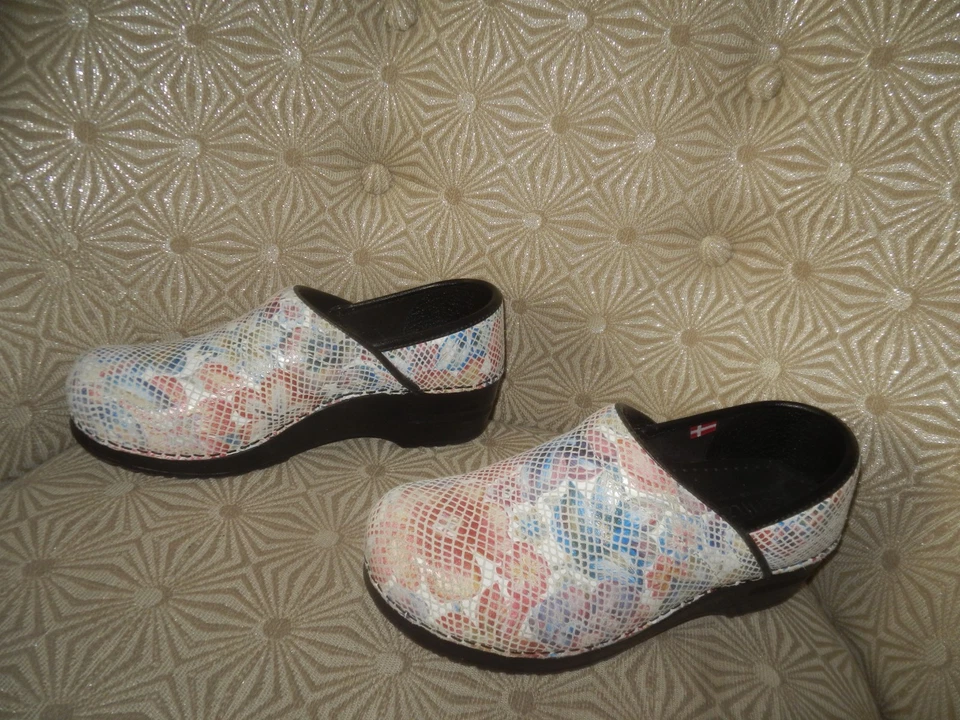 Zueco mocasín danés con plataforma de cuero floral SANITA para mujer EE. UU. 6-6,5 M/EU37 Foto 4 de 4