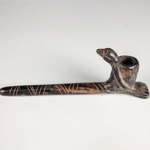 VINTAGE AFRICAN CEREMONIAL PIPE - BIRD FORM BAMENDE CAMEROON WEST AFRICA 20TH C. - Imagen 1 de 5