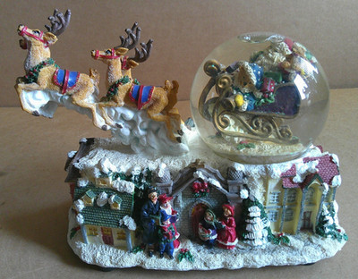 1998 PRISMARTE Santa and Reindeer Water Ball Christmas Musical Poly-resin