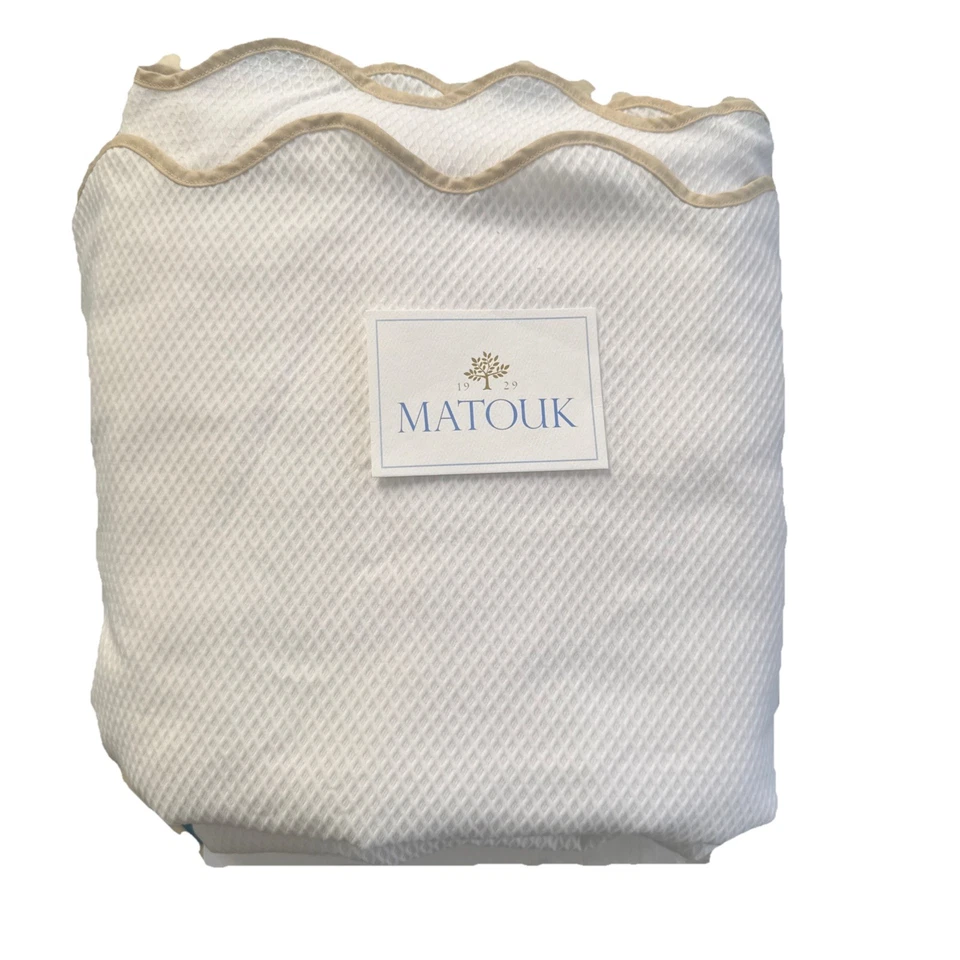 Matouk queen size Lanai Pique white scalloped coverlet Msrp 299 - Image 4 of 4