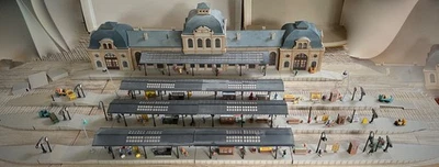 VOLLMER HO splendide gare montée avec quais et figurines # 43560 - Photo 1/4