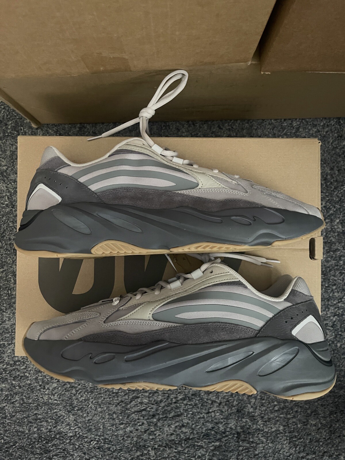 yeezy 700 fila