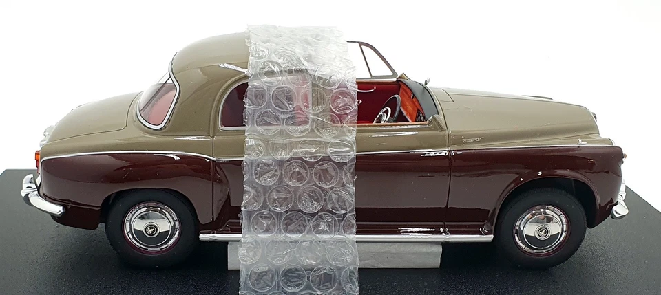 Cult 1/18 Scale CML173-1 - Rover 110 P4 - Grey/Maroon - Image 4 of 4