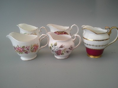 Sechs Vintage Bone China Milchkännchen