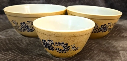 Vintage Pyrex Homestead Mixing Bowls 401, 402 & 403 2.5 Qt, 1.5 Qt. 1.5 Pt