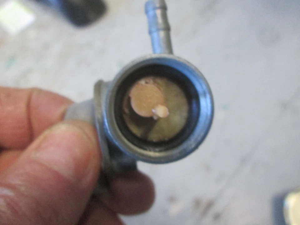 VÁLVULA DE COMBUSTIBLE HONDA 1984 - 1985 XL250R / XL350R / 1983 - 1987 XL600R 16950-MG2-005 Foto 3 de 4