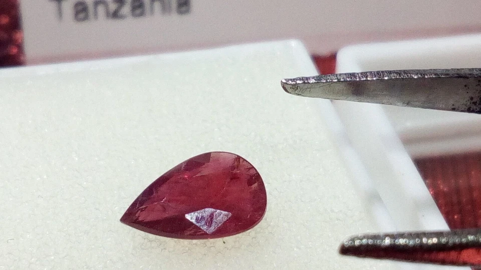 Rubí natural Tanzania talla Pera 0.71 Cts. - Imagen 3 de 4