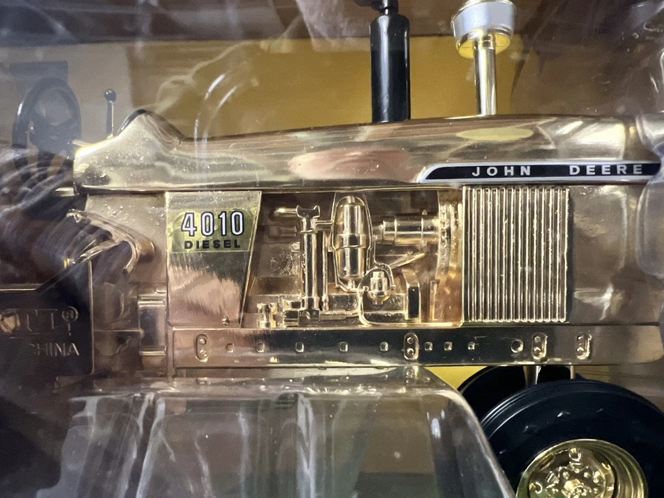 Tractor diésel John Deere 4010 1960 1/16 frente estrecho Prestige dorado 1 de 800 Foto 2 de 4