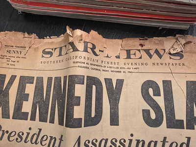 PRESIDENT KENNEDY SLAIN Original Newspaper Shot Dead November 22, 1963 BX2