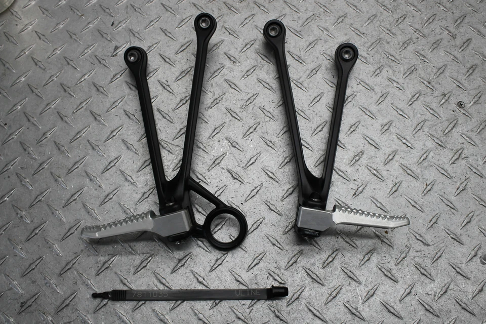 2015 BMW S1000RR — NO8542025 OEM — ЛЕВАЯ ПРАВАЯ ЗАДНЯЯ ПАНЕЛЬ, ПОДСТАВКИ ДЛЯ НОГ ПАССАЖИРА - Изображение 2 из 4