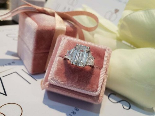Sparkling White Emerald & Trapezoid Cut 5.00CT Cubic Zirconia Three Stone Ring - Picture 4 of 7
