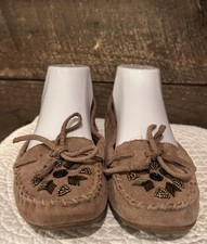 Minnetonka Moccasins Suede Leather Slip On Size 7.5 Brown Beaded Tie
