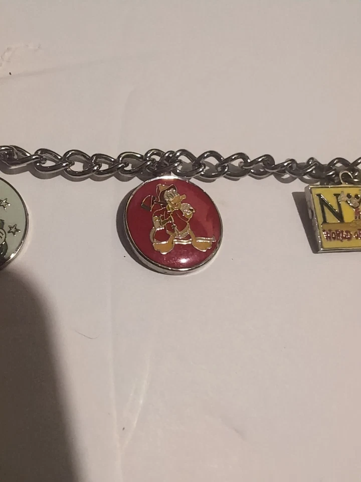 Pulsera vintage de 5 piezas con dije coleccionable de Disney - NYC World Of Disney  Foto 3 de 4