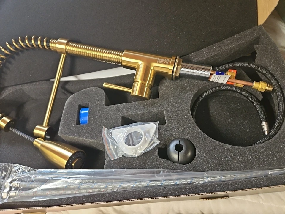 Vigo VG02003MG Brant Grifo de cocina extraíble de una sola manija, dorado cepillado r4 Foto 4 de 4