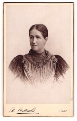 Fotografie R. Martinelli, Graz, Frau Saukup im hellen Kleid mit Spitztenärmeln 