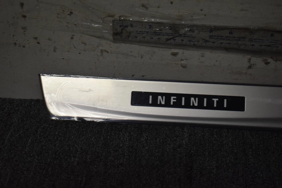 Placa de patada delantera derecha Infiniti Q50 2014-2019 OEM de fábrica Foto 2 de 4