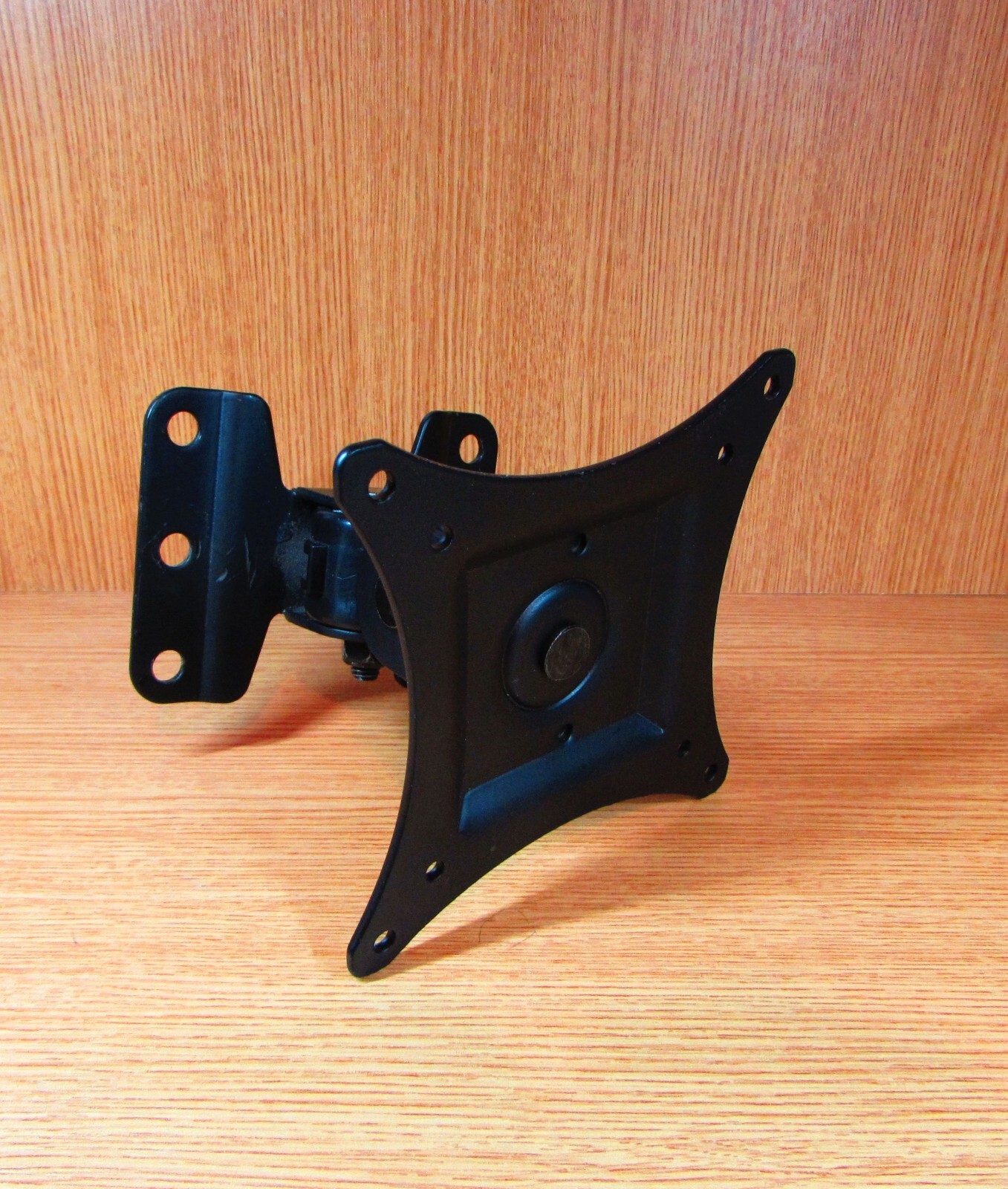 Technika 24 Inch HD LED TV / DVD Combi Freeview + Remote, Stand, Wall