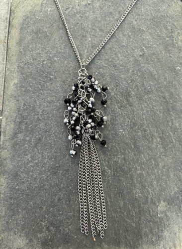 "Collar colgante de borla de cadena tono plata con cuentas negras y plateadas 34"" de longitud" - Imagen 5 de 7
