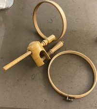 Stickrahmen mit Tischhalterung aus Holz; antik