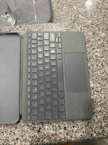 Logitech Folio Touch Keyboard Case for iPad Pro 11" 1st 2nd 3rd Gen - Picture 3 of 3