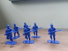 1:32 Armies In Plastic German Pickelhaube helmet Soldiers blue advancing Army 