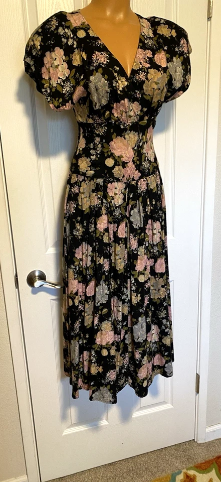 VESTIDO DE COLECCIÓN ALL THAT JAZZ NEGRO FLORAL CON HOMBRERAS RETRO ESTILO AÑOS 40 TALLA 7/8 Foto 4 de 4