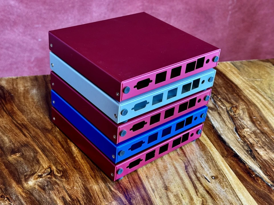 PC Engines APU1 / APU2 / APU3 Gehäuse in Rot, Blau und Silber