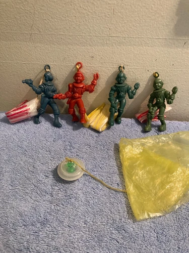 VINTAGE AJAX ARCHER PARACHUTE TOY SPACE MEN LOT OF 4 & MARTIAN IN FLYING SAUCER