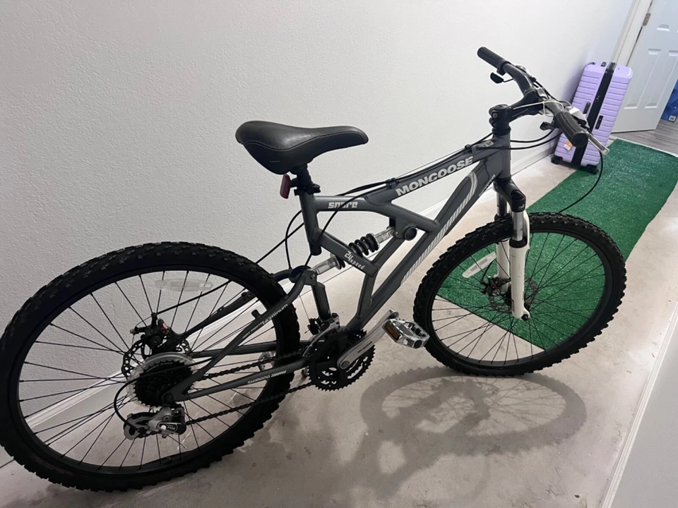 bicicleta mangosta color negro buen estado apenas usada Foto 3 de 3