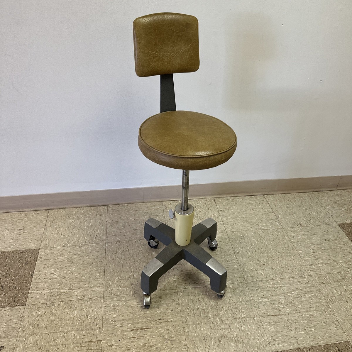 ダイニングチェア Vintage Doctor chair Vintage Doctor Dental Swivel Chair on Casters by American Optical
