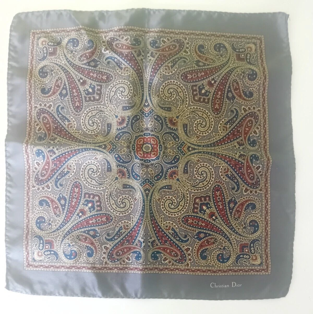Carré de poche Christian Dior en soie 38 cm motif gris, rouge et bleu