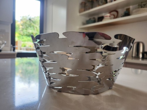 Frutero cesta corteza ALESSI, acero inoxidable, diseño corteza de árbol (BM10/18) - Imagen 4 de 6