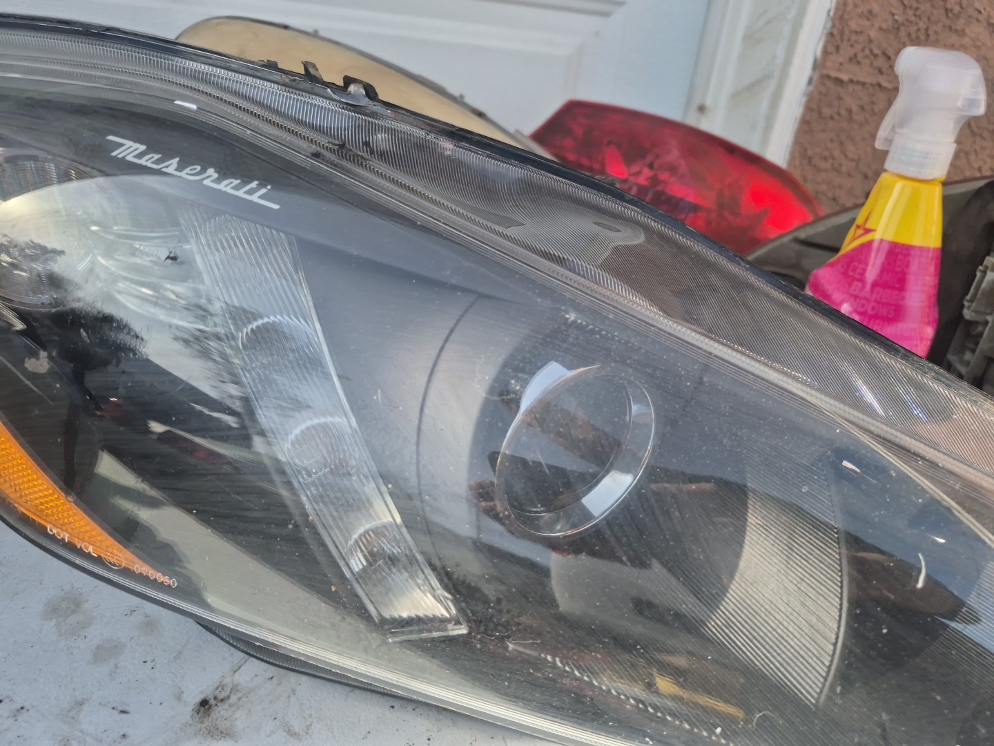 2013-2017 Maserati GranTurismo Right Headlight Head Lamp DAMAGED TABS For Parts 