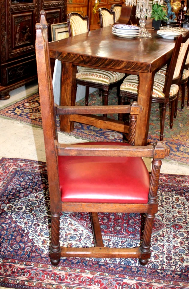 Cadeira de braço gótica francesa antiga de carvalho com novo estofamento de couro vermelho - Imagem 3 de 4