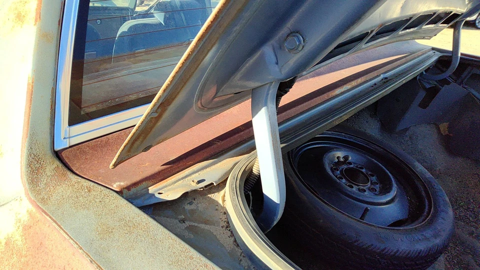 Panel trasero Deville 1980-1984 sedán entre maletero y vidrio trasero OEM Foto 4 de 4