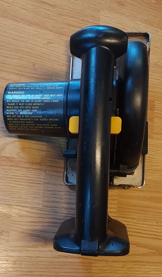 Sierra metálica Panasonic 5-3/8" modelo 15,6 V más cargador y batería hacer oferta  Foto 2 de 4