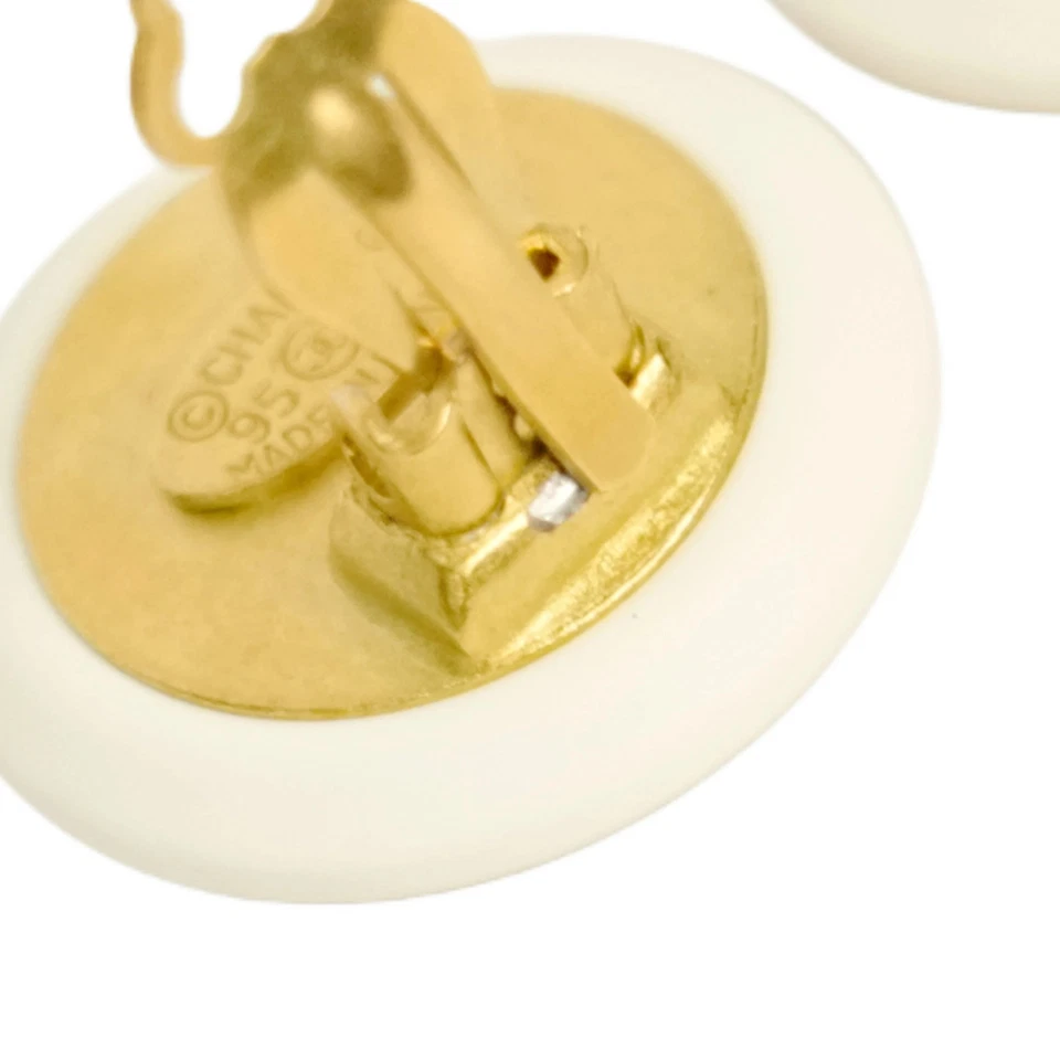 Brincos CHANEL marca coco botão branco e dourado clip-on redondo acessórios femininos - Imagem 3 de 4