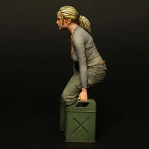 █ 1/20 Scale Resin figure Model Kit Vietnam War US Girl w/Canisters Unpainted - Picture 3 of 3