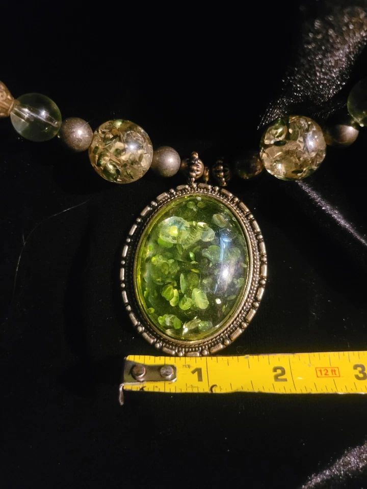 Collar hecho a mano de ámbar verde mejorado con latón y pirita natural Foto 3 de 4