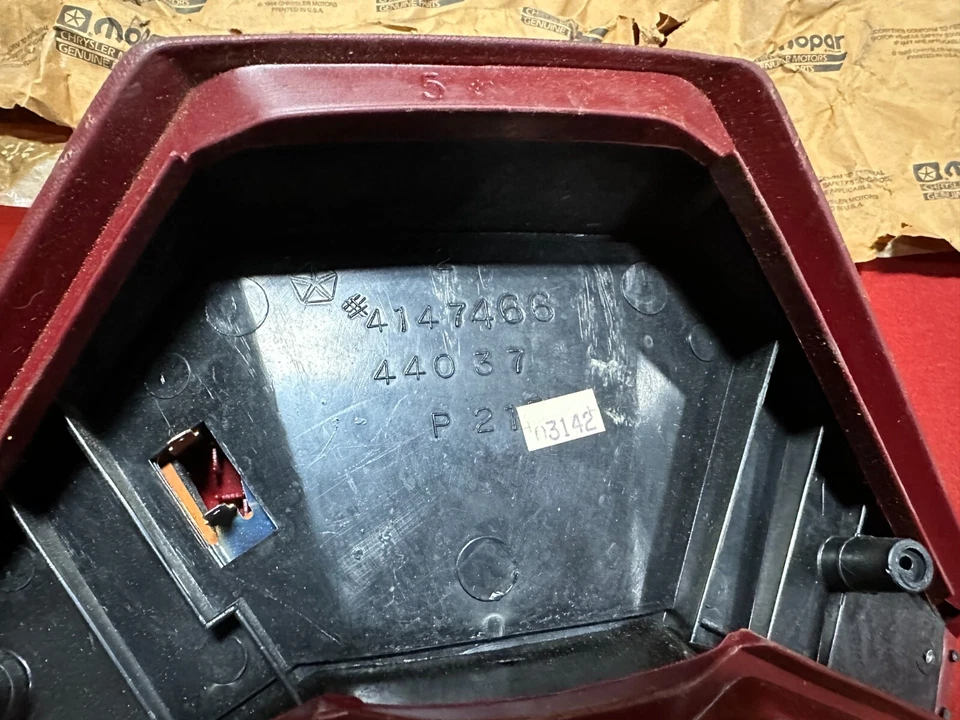Almohadilla de bocina para camión Dodge Ram 1984-1985 D150 D250 D350 Mopar 4147466 rojo oscuro nuevo de lote Foto 4 de 4