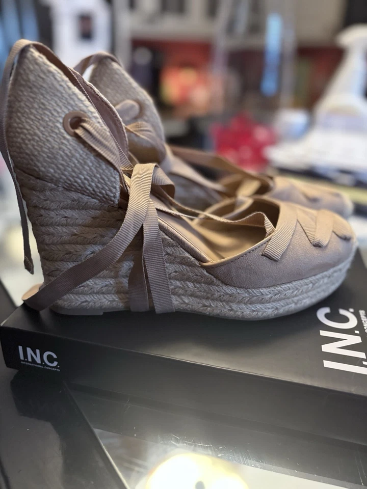 Cuñas con cordones I.N.C nude para mujer  Foto 3 de 4