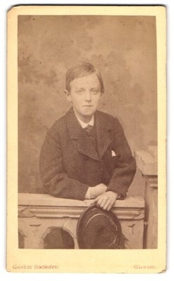 Photograph Gustav Ofen, Giessen, Bahnhofstrasse C. 93, pretty boy posi 