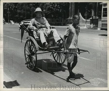 1944 Press Photo Coast Guardsman Milan Lacho Takes Rickshaw to Lunch in Calcutta