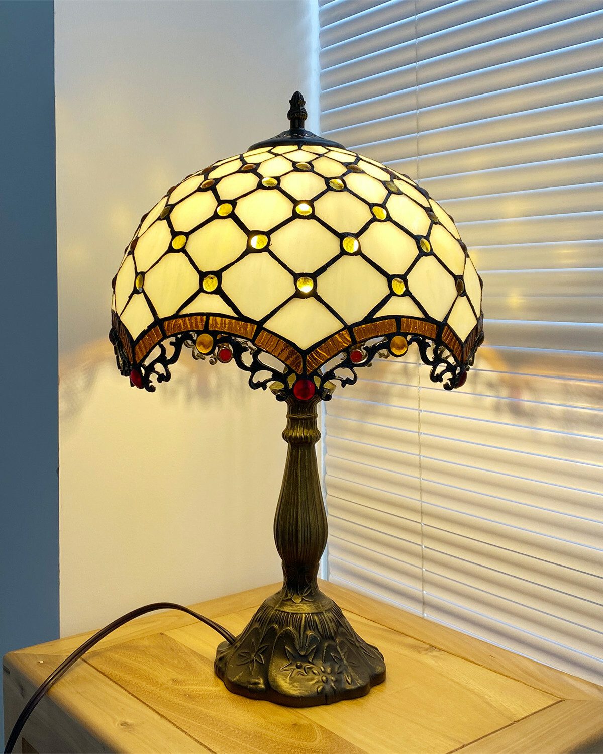 Tiffany style Stained Glass Bedside Desk lamp Vintage Shade Table