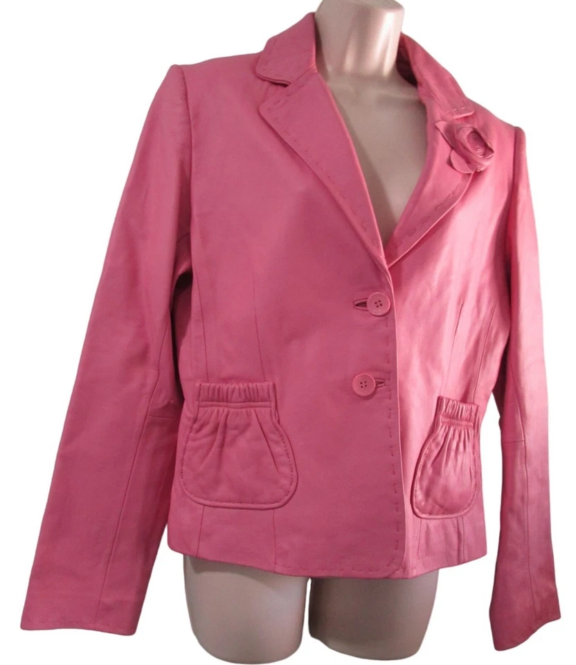 Chaqueta de cuero rosa con solapa de dos botones con acento floral Bl;azer Wilson damas grande E Foto 2 de 4