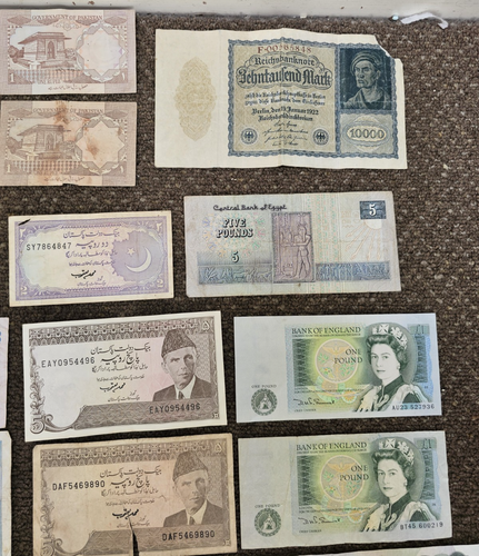 COLLECTION OF 37 X VINTAGE WORLD BANKNOTES BRITISH PAKISTAN FRANCE EGYPT YEMEN - Picture 8 of 10